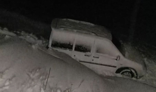 Yoğun kardan yolu şaşıran sürücü tarlaya girdi