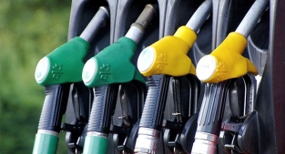 Benzin ve motorine bir zam daha