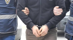 Dur ihtarına uymayan zanlı ve yakınları 4 polisi yaraladı