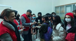 Karaköprü Kızılay Şubesinden şampiyon kız futbol takımına destek