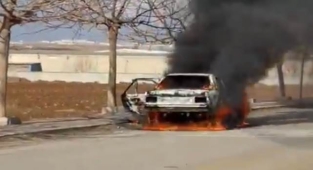 Şanlıurfa'da araç yangını! Küle döndü