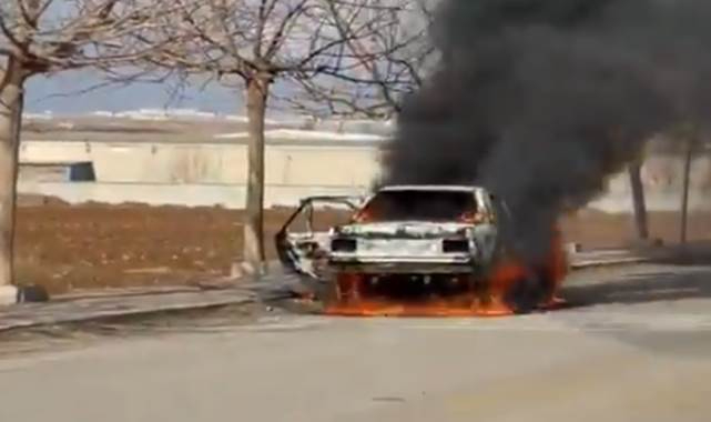 Şanlıurfa'da araç yangını! Küle döndü