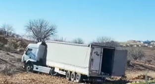 Şanlıurfa’da kontrolden çıkan tır fıstık bahçesine girdi