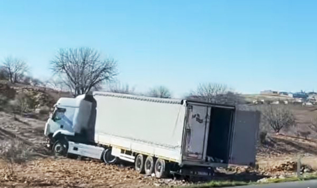 Şanlıurfa’da kontrolden çıkan tır fıstık bahçesine girdi