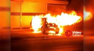 Şanlıurfa'da park halindeki araç cayır cayır yandı