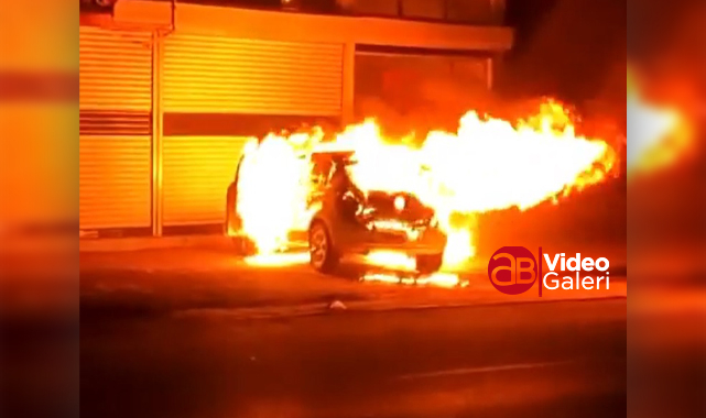 Şanlıurfa'da park halindeki araç cayır cayır yandı