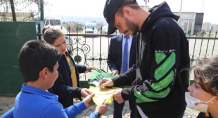 Şanlıurfasporlu futbolcular öğrencilerle buluştu
