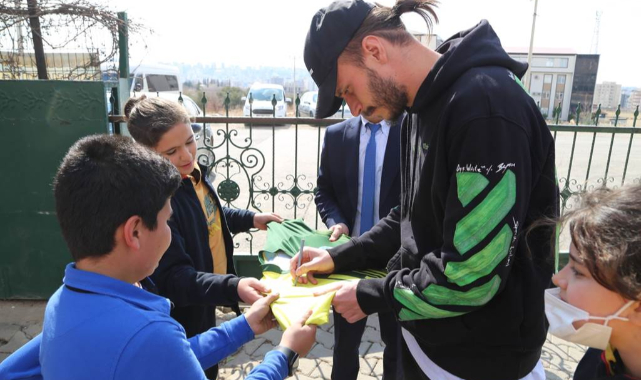 Şanlıurfasporlu futbolcular öğrencilerle buluştu