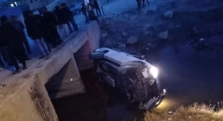Urfa'da kontrolden çıkan araç köprüden aşağı uçtu