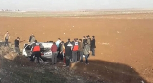 Urfa'da kontrolden çıkan araç tarlaya uçtu