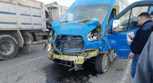 Akçakale’de kargo aracı minibüsle çarpıştı: Yaralılar var