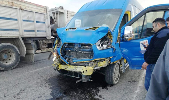 Akçakale’de kargo aracı minibüsle çarpıştı: Yaralılar var