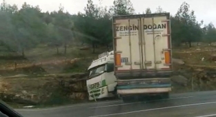 Aynı bölgede bir kaza daha! Tır yoldan çıktı