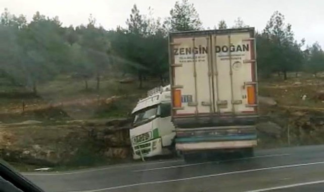 Aynı bölgede bir kaza daha! Tır yoldan çıktı
