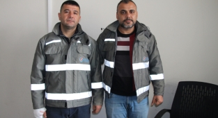 Baba ile oğlunu yanan tırdan kurtardılar