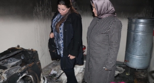 Başkan Ekinci'nin eşinden evi yanan aileye ziyaret