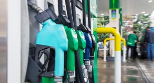 Benzin ve motorine bir zam daha