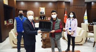 Eğitimde derece yapanlara dizüstü bilgisayar verildi