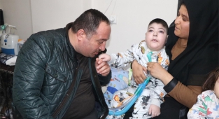 Ekinci çocukları engelli aileyi ziyaret etti