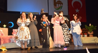 Festival günlerinde çocuklar için tiyatro gösterisi