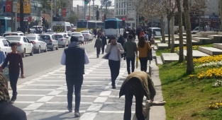 Güzel havayı gören kendini dışarı attı