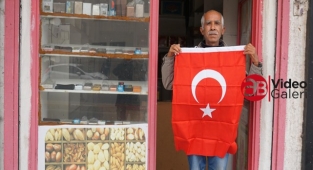 Haliliye’de Çanakkale şehitleri anısına bayrak dağıtıldı