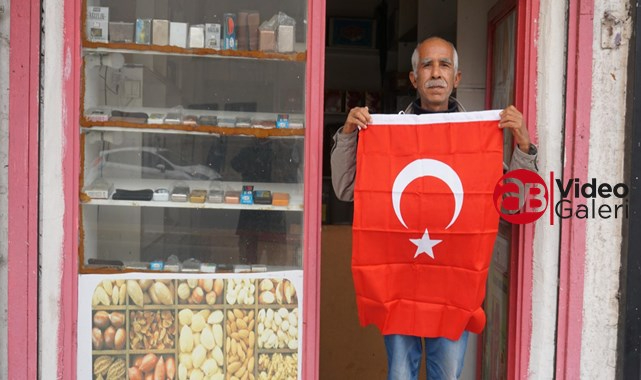 Haliliye’de Çanakkale şehitleri anısına bayrak dağıtıldı