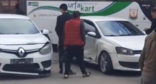 Haliliye’de iki otomobil çarpıştı