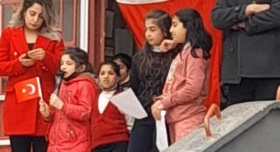 İlkokul öğrencisi İstiklal Marşı ile büyüledi