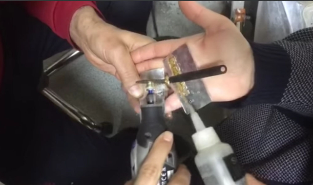 Parmağına sıkışan yüzüğü itfaiye çıkardı