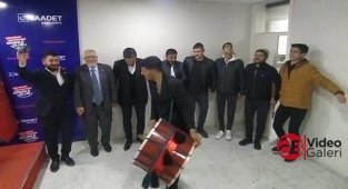 Saadet Partisi'nden davullu rozet takma töreni