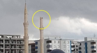Şanlıurfa'da cami minaresine yıldırım düştü