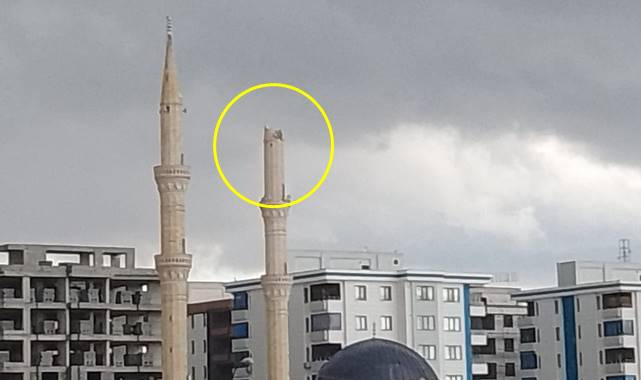 Şanlıurfa'da cami minaresine yıldırım düştü
