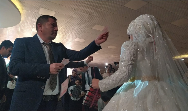 Şanlıurfa'da evlenen çift para yağmuruna tutuldu