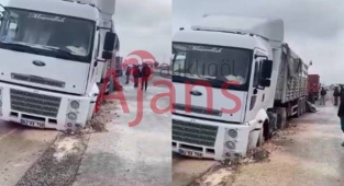 Şanlıurfa'da ilginç kaza! Tır yola saplandı