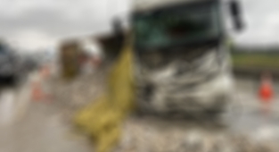 Şanlıurfa'da yakıt yüklü tır kaza yaptı