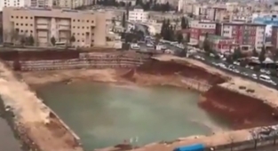 Urfa'da adliye binası temeli için açılan çukur havuza döndü