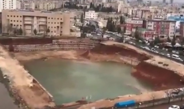 Urfa'da adliye binası temeli için açılan çukur havuza döndü