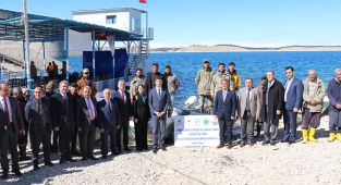 Urfa'da dar gelirlilere tekne dağıtıldı