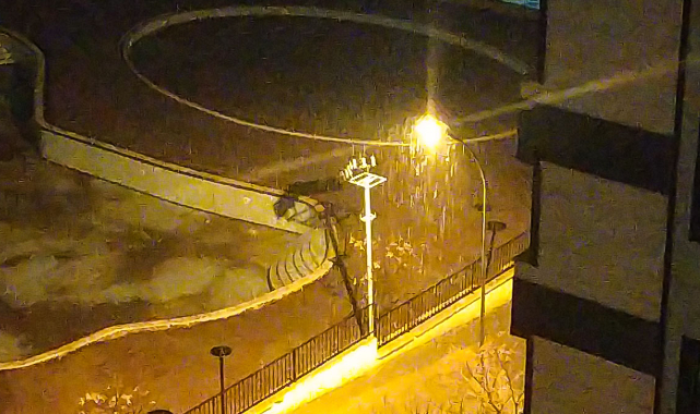 Urfa'da dolu ile karışık yağmur