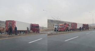 Urfa'da kontrolden çıkan tır orta refüje çarparak durdu