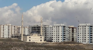 Urfa'da yıldırım isabet eden minare tedirgin ediyor