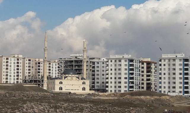 Urfa'da yıldırım isabet eden minare tedirgin ediyor