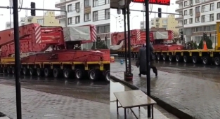 Urfa'nın ilçesinde dev araç geçince trafik aksadı