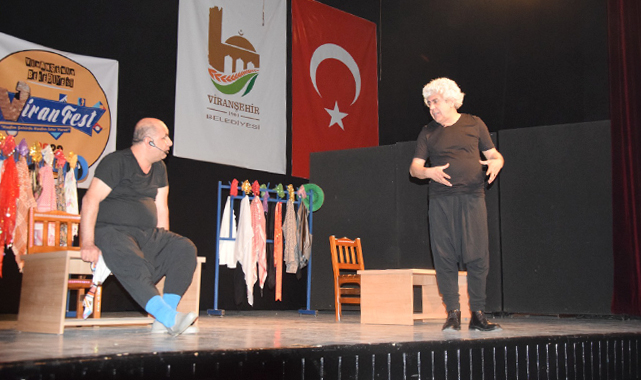 Viranşehir’de Kürtçe tiyatro oyunu kahkahaya boğdu
