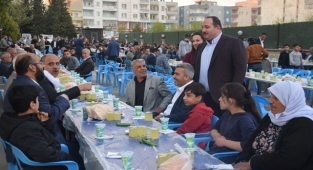 Başkan Ekinci belediye personeline iftar verdi
