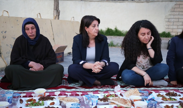 Buldan, Şenyaşar ailesiyle iftar yaptı 