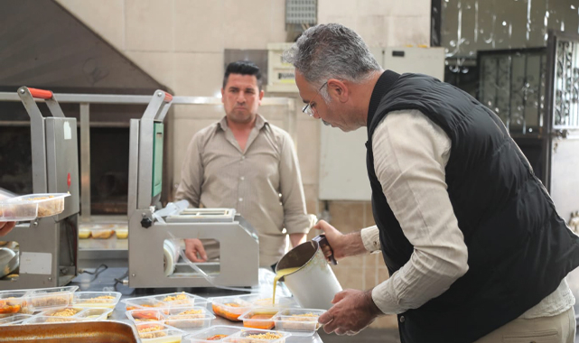 Eyyübiye Belediye Başkanı iftar yemeği için mutfağa girdi