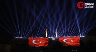 Kurtuluş temalı ışık ve lazer gösterisi tarihi Urfa Kalesine yansıtıldı