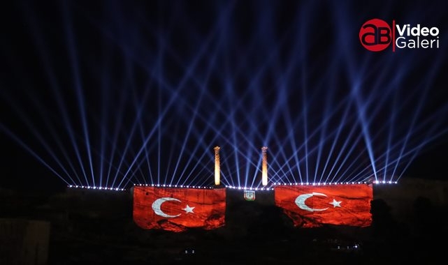 Kurtuluş temalı ışık ve lazer gösterisi tarihi Urfa Kalesine yansıtıldı